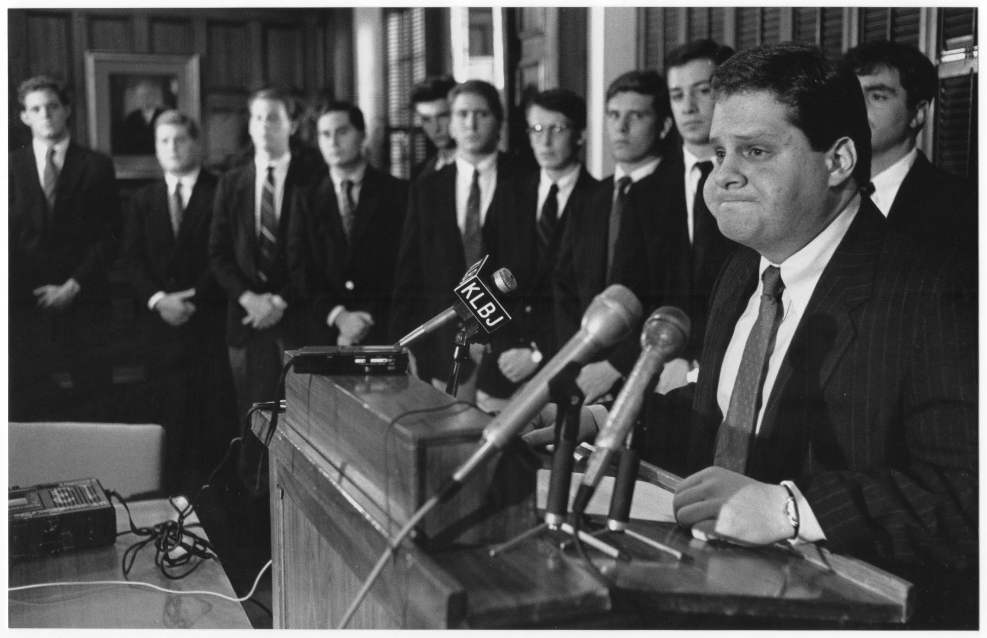 Daily Texan (1990 #2) - Fraternity Press Conference