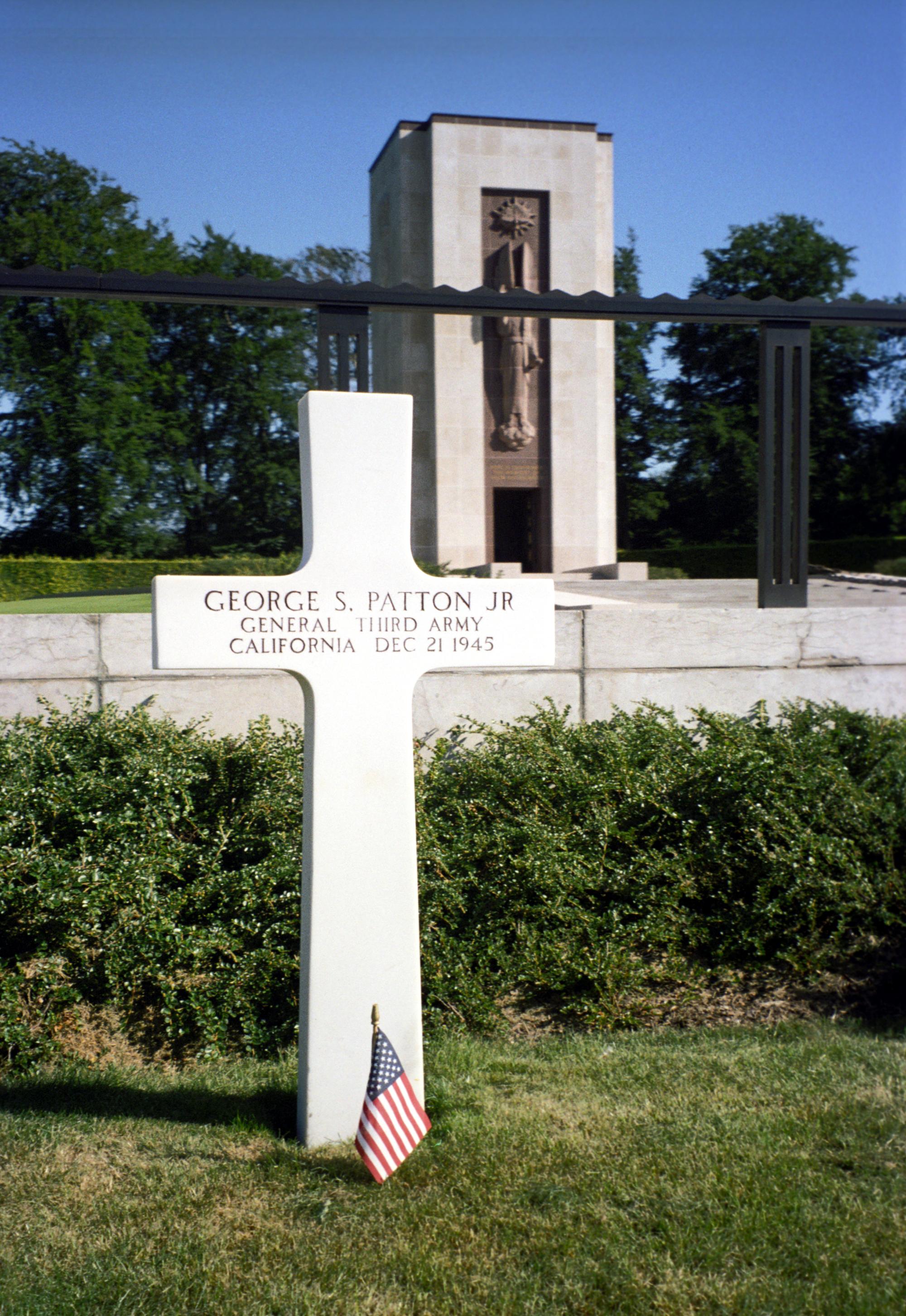Luxembourg - Pattons Tombstone