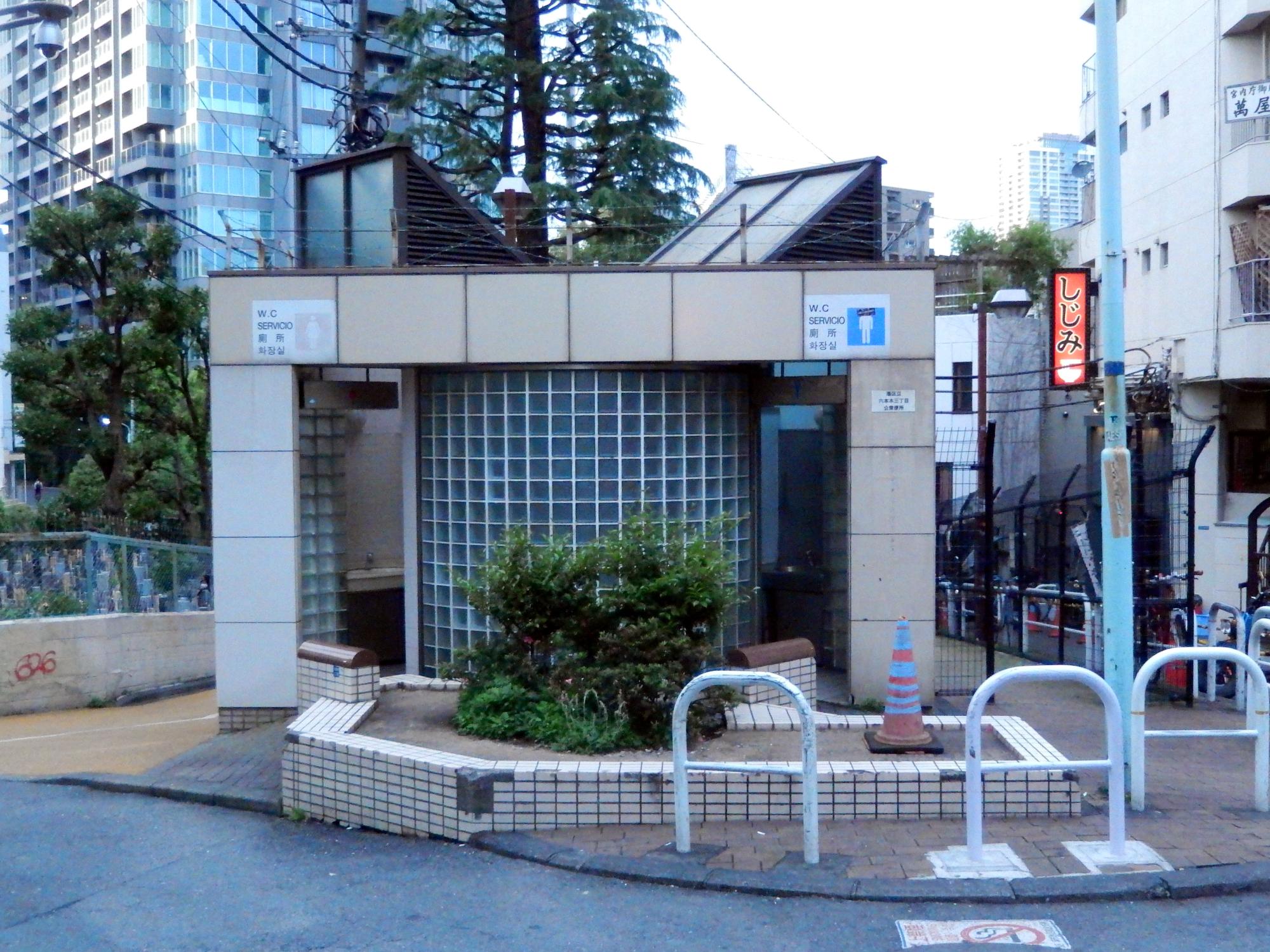 Tokyo (2016) - Public Restroom