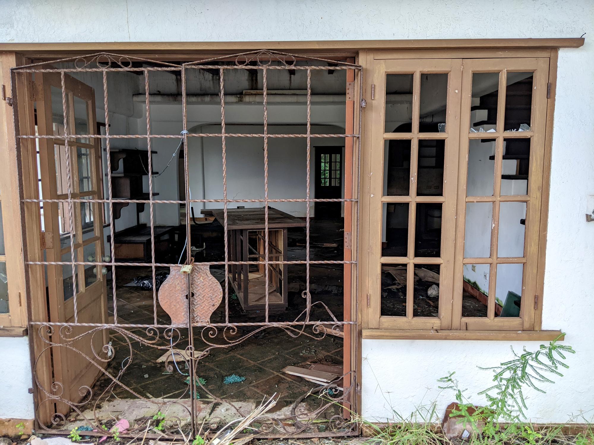 Mindoro (Puerto Galera) - Derelict Hotel #3