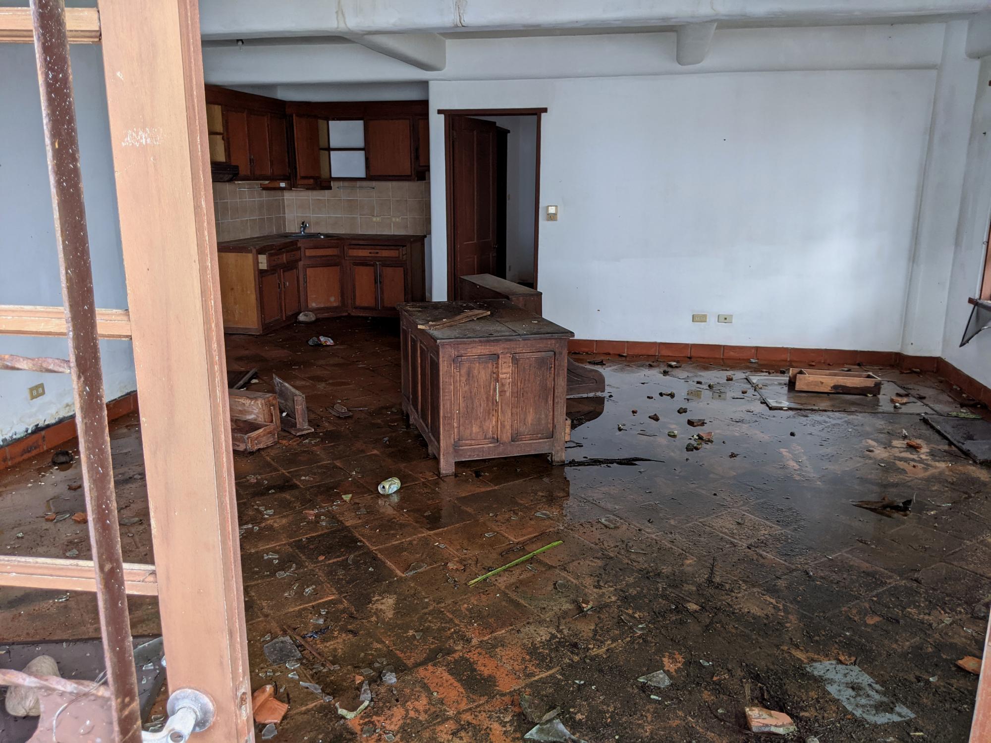 Mindoro (Puerto Galera) - Derelict Hotel #5